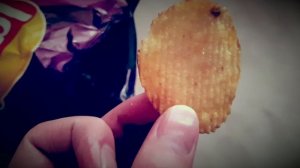 Пробую чипсы Lays рифленые лосось в сливочном соусе
