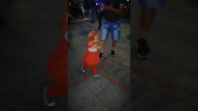 Девочка танцует под песню(мумий тролль) Владивосток 2000. 11.07.20г смотреть онлайн