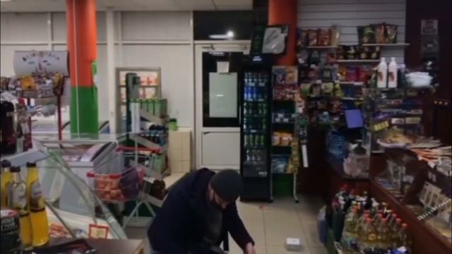 Что у вас здесь происходит? Чувак упал в магазине Гном смотреть онлайн