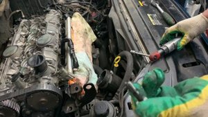 Восстановление резьбы креплений клапанной крышки в головке блока Вольво 2,5Т.