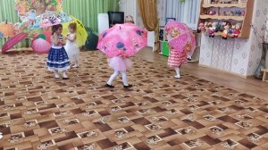 Танец с зонтиками в исполнении девочек средней группы детского сада