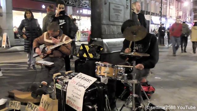 London Street Music. Drummer from Japan Performs with Sampler, Synth and a Suitcase as Drum смотреть онлайн