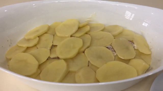 FRENCH POTATO WITH CHICKEN IN OVEN. КАРТОШКА ПО-ФРАНЦУЗСКИ С КУРИЦЕЙ В ДУХОВКЕ.