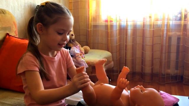 "Как мама"! Меняем подгузник бэбиборн Эмили! Changing diaper for baby born Emily смотреть онлайн