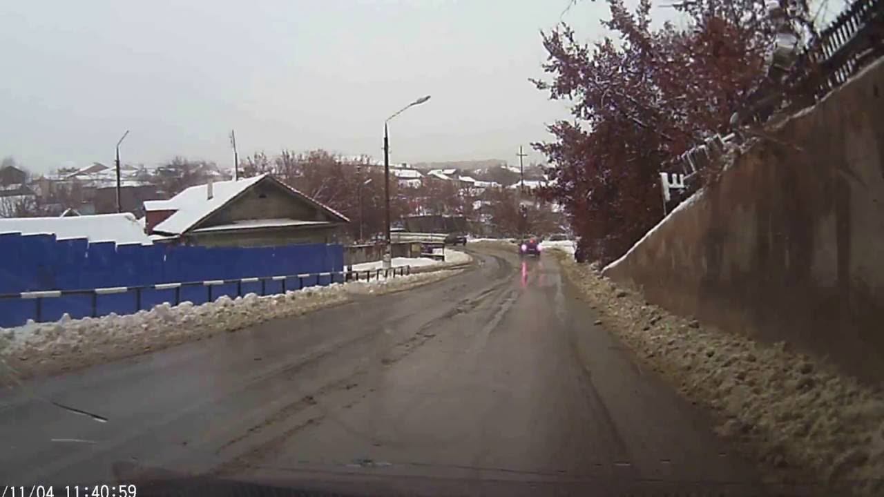 Снег с крыши авто надо чистить!