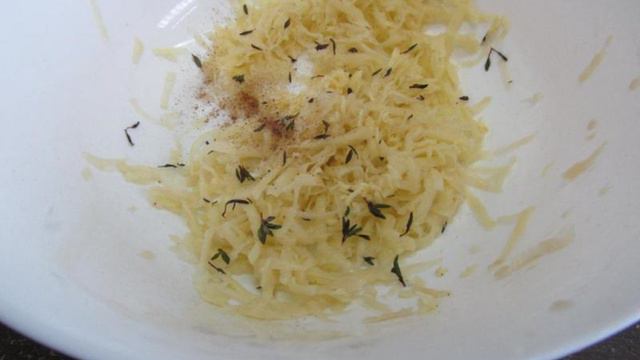 Картофельные лепешки под грибным соусом