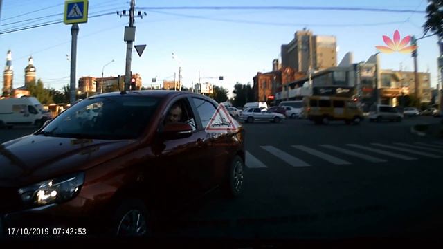 В Астрахани водитель совершил странный маневр на перекрестке и нарушил ПДД смотреть онлайн