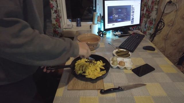 Готовлю в русской печи, жарю картошечку.