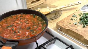Pasta al Pomodoro e Basilico. Макароны в томатном соусе с базиликом, чесноком, сыром.