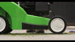 Очистка бензиновой газонокосилки Viking после работы.