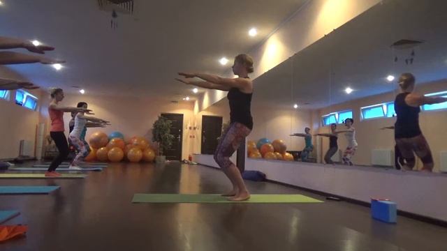 Фрагмент занятия группы йогатерапия: УТКАТАСАНА