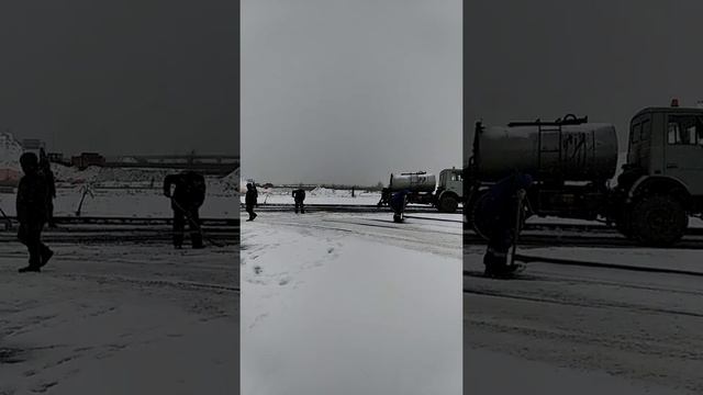 Укладка асвальта в зимний период.это Россия!!!!