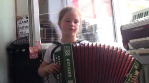 " Виновата ли я " - песню на гармони играет ученица 2 класса музыкальной школы