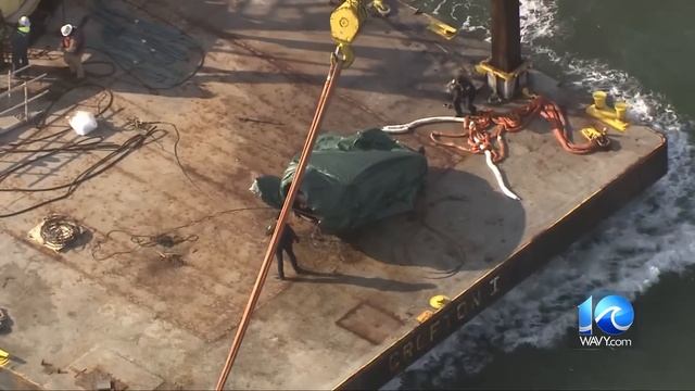 Crews recover vehicle that went off pier in Virginia Beach смотреть онлайн