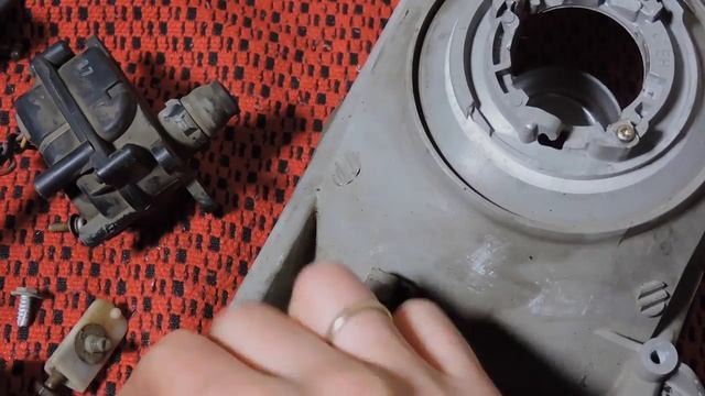 Перебираем механизм регулировки фар Nissan Terrano I 2.7 diеsel Часть 1 смотреть онлайн