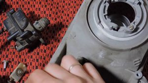 Перебираем механизм регулировки фар Nissan Terrano I 2.7 diеsel Часть 1