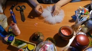 Композиция из искуственных цветов.