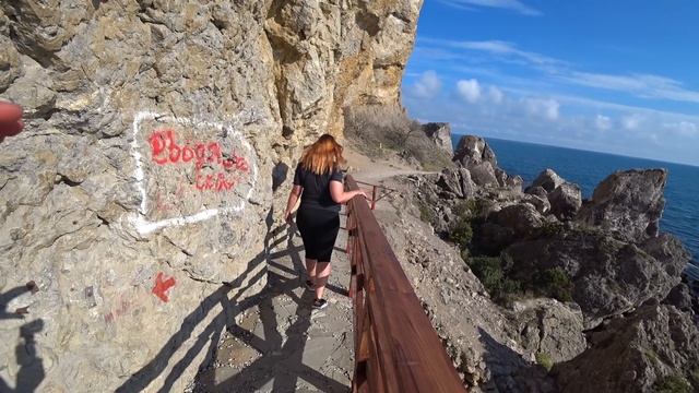 ТОЛПЫ Туристов в Крыму | Что посетить в Судаке? Мыс. Алчак-Кая | Отдых в Крыму 2021 смотреть онлайн