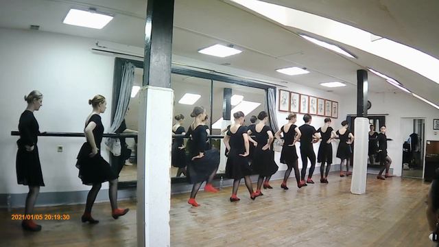 Сдача танца 2 курс 2 семестр. Крымский театральный колледж. Мастерская Евгения Халиченко. (2) смотреть онлайн