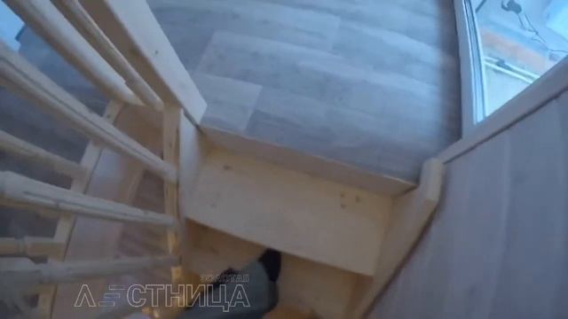 Монтаж сосновой лестницы