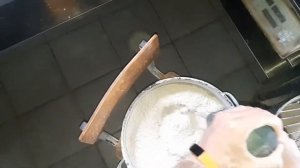 3. Добавляем муку ржаную обдирную и обойную.