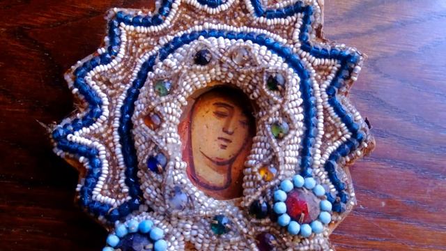 Старинная вышитая бисером икона Гефсиманская плащаница крупным планом. Старинная вышивка 19 века.
