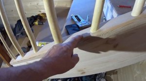 Деревянная лестница по металлическому каркасу.