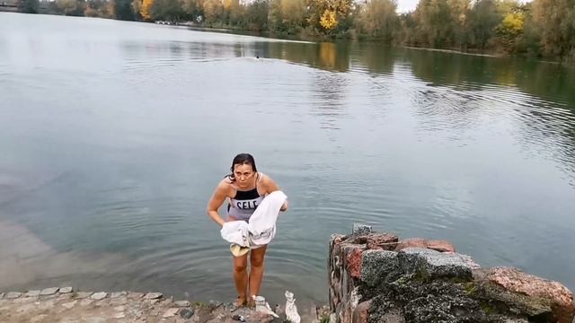 В КАЛИНИНГРАДЕ НАРЯДНАЯ ОСЕНЬ? ПОГОДА ВЕЛИКОЛЕПНАЯ? А МЫ ПРОДОЛЖАЕМ ЗАКАЛИВАНИЕ ХОЛОДНОЙ ВОДОЙ ? смотреть онлайн