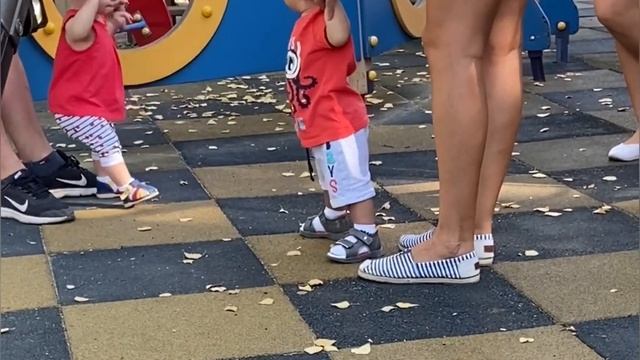 Стеша учиться ходить на детской площадке. Видео для детей