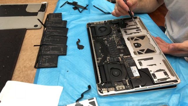 Macbook Pro 15 inch A1398 Battery and Trackpad Replacement смотреть онлайн
