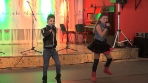 Песня «We will rock you»  Поет дуэт «Double fun»