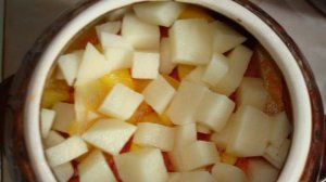 Горшочки с капустой, картофелем и курицей