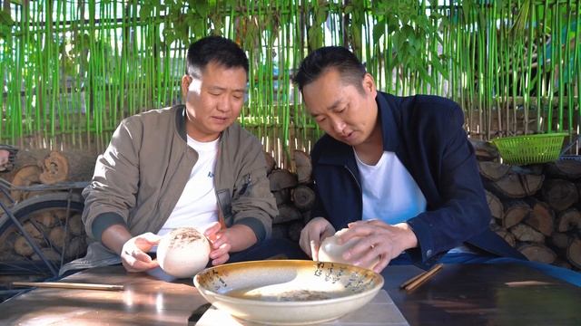 兩個鴕鳥蛋，二弟做“蒸鴕鳥蛋”，口感滑嫩一個抱一個吸過癮｜Mukbang【鐵鍋視頻】