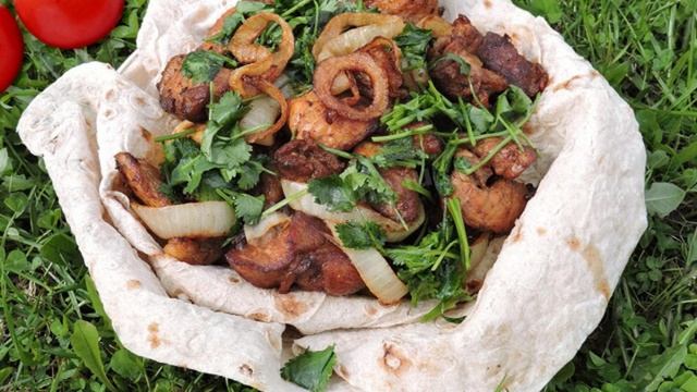 Свинина с чесноком и луком в казане на костре