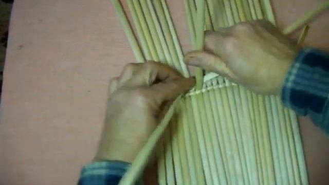 Изготовление вязаной корзинки из рогоза.Вяжем дно корзинки Часть 2