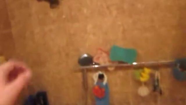 ребенок моется