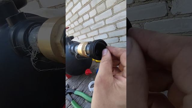 Сборка насоса для абиссинской скважины.