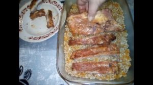 Перловка в духовке с копчёными ребрышками.