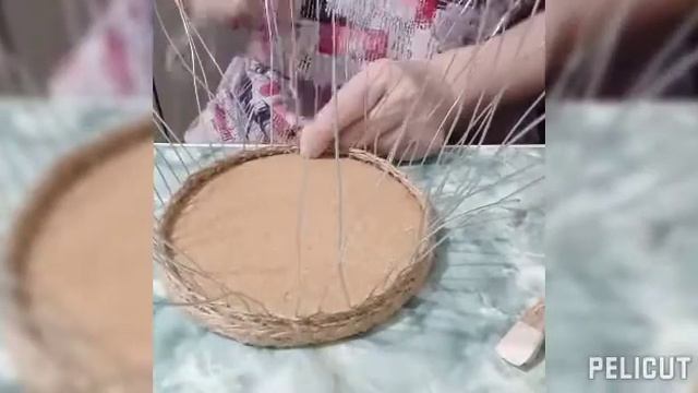 Корзина для хранения из джута проволоки и пробковой подставки.