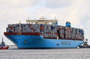 Невероятных размеров контейнеровоз Maersk Mc–Kinney Moller.