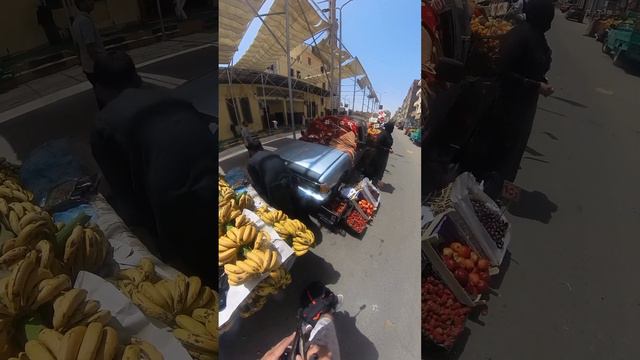 покупаем у местных овощей на деревенском рынке. возле мечети, возле кладбища. смотреть онлайн