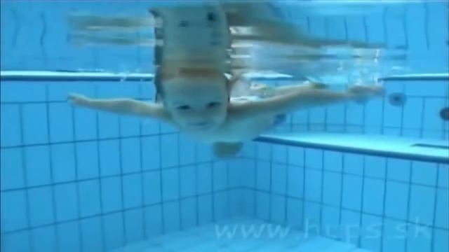 Малыши плавают под водой смотреть онлайн