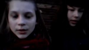 Поём  песню " Нас замыкали берега "