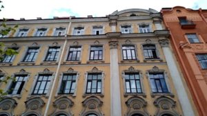 Прогулка по Малой Конюшенной улице в Санкт-Петербурге