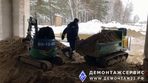 Капаем бассейн в помещении мини-экскаватором.