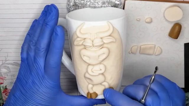 Корова на кружке из полимерной глины / How to make cow from polymer clay? смотреть онлайн