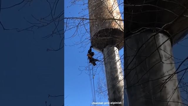 Промышленный альпинист и водонапорная башня.