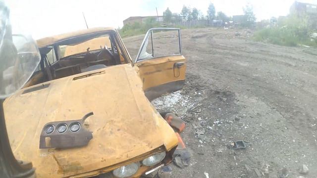 Заброшенные автомобили на территории заброшенного завода.