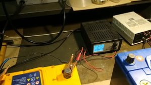 Кипит ли  аккумулятор при зарядке в 16 Вольт?