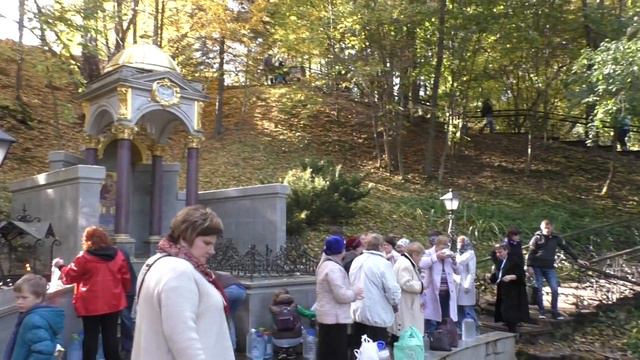 из-под земли исходит обильный источник родниковой воды, освященный во имя прп. Давида. Святой смотреть онлайн